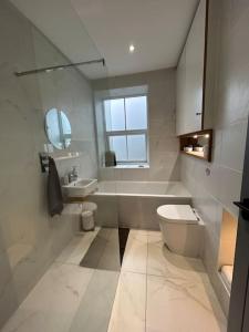 霍姆弗斯Cottage in Holmfirth Centre的白色的浴室设有水槽和卫生间。