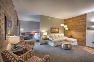 斯蒂尔沃特Hotel Crosby的客厅配有沙发和桌子