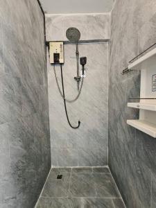 班敦孟Youyen Hostel的浴室内配有淋浴和头顶淋浴