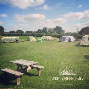 Glamping Tent at Abbey Green Farm外面的花园
