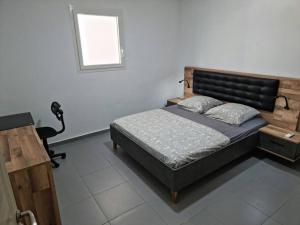 拉芒坦Appartement Pyé koko的一间卧室设有一张床和一个窗口
