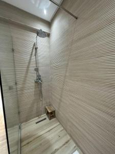 马拉喀什Luxury, Cosy Apartement (Wifi, Balcony, Parking)的带淋浴的浴室,铺有木地板