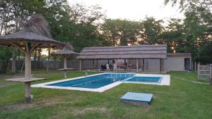VillarsLa Yuma en Villars的后院设有游泳池和凉亭