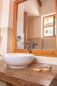 库斯科阿马鲁印加宾馆的浴室设有白色水槽和镜子