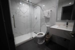 惠蒂尔惠蒂尔旅程住宿酒店的带淋浴、卫生间和盥洗盆的浴室