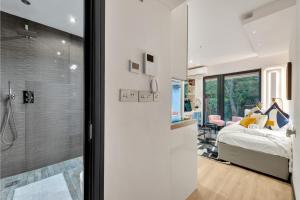 伦敦Cosy Studio in Great Location!的一间卧室设有一张床和一个步入式淋浴间。