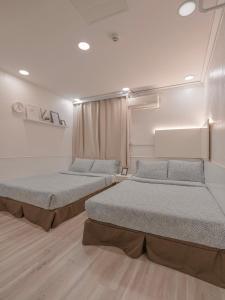 首尔首尔大厦旅馆的一间客房内配有两张床的房间