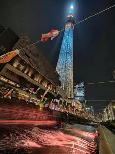 东京SnowHouse的夜晚高高的塔楼,红色和蓝色