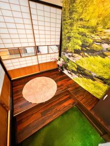 东京SnowHouse的一间设有绿色地板和墙上绘画的房间