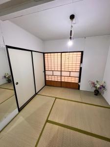 东京SnowHouse的一个空房间,有门和窗户