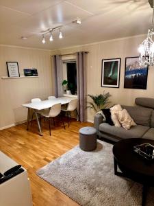 特罗姆瑟Cozy 2-Bed Apartment on the top of Tromsø!的客厅配有沙发和桌子