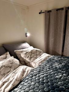 特罗姆瑟Cozy 2-Bed Apartment on the top of Tromsø!的一间卧室配有带枕头的床