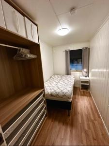 特罗姆瑟Cozy 2-Bed Apartment on the top of Tromsø!的小房间设有床和窗户