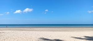 高兰Lanta Summer House - SHA Plus的海滩与大海相映成趣