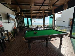 Tha SalaChansi Beachresort的海景客房内的台球桌