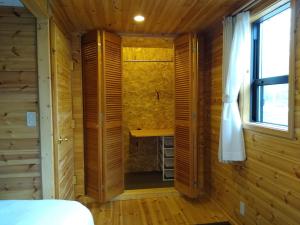 饭山市Robin's Lodge的木制客房,设有床和窗户