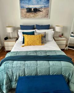 SalisburySunshine Three的一间卧室配有一张带蓝色和黄色枕头的大床