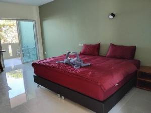 蔻立Spy home的一间卧室配有一张大床和红色的被子