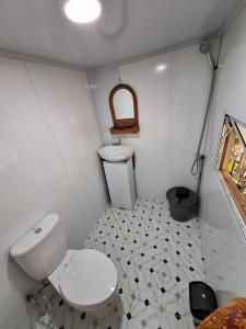 KampungdurianPalanta Roemah Kajoe Syariah Villa的一间铺有瓷砖地板的小浴室,设有卫生间。