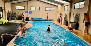 Streaky Bay斑斑海湾旅馆和别墅 的一群人在游泳池里