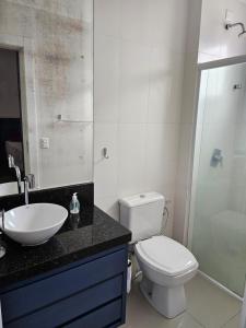 伊塔佩马Apartamento 01的浴室配有卫生间、盥洗盆和淋浴。