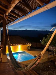 巴里查拉Casa Castañeto Barichara的庭院内的吊床,设有游泳池