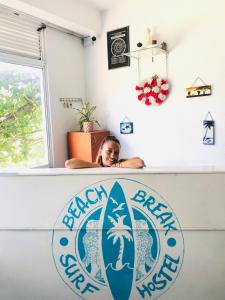 Beach Break Surf Hostel大厅或接待区