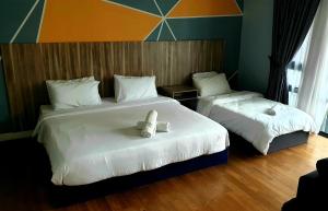 吉隆坡Anggun Residences Luxe的酒店客房,配有两张带白色床单的床