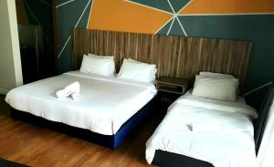 吉隆坡Anggun Residences Luxe的两张睡床彼此相邻,位于一个房间里