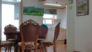 高阳市Goyang City Ilsan Apartment的带桌椅的用餐室和厨房