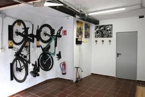 阿拉萨特-蒙德拉贡Casa rural Goiko Errota landetxea的墙上挂着自行车的房间