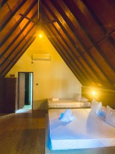库鲁内格勒Deduru Cabana Nature Resort的阁楼上的卧室配有两张床