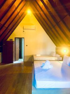 库鲁内格勒Deduru Cabana Nature Resort的阁楼上的卧室配有两张床