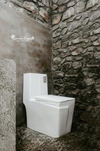 库鲁内格勒Deduru Cabana Nature Resort的浴室设有白色的卫生间和石墙