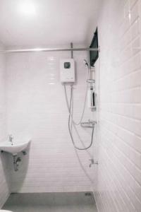 曼谷Jira19Hostel的带淋浴和盥洗盆的浴室