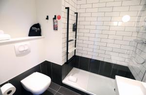 布尔昆Ibis Bourgoin Jallieu Medipole的白色的浴室设有卫生间和淋浴。