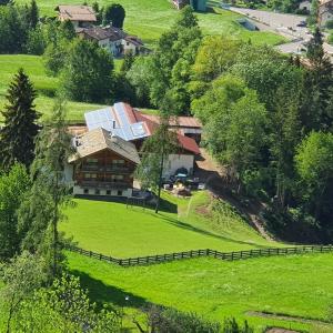 泰塞罗Agritur Maso Piasina的山丘上房屋的空中景致
