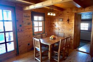 科帕奥尼克Cozy chalet Montana的木制用餐室配有木桌和椅子