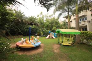 卜山Hummingbird Resort的一群儿童在游乐场玩耍