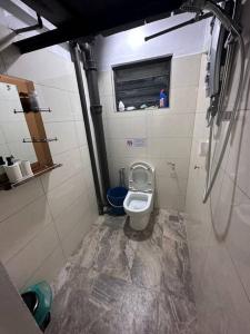 吉隆坡Iris Homestay @ Taman Melati的一间带卫生间和窗户的小浴室