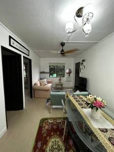 吉隆坡Iris Homestay @ Taman Melati的客厅配有沙发和桌子