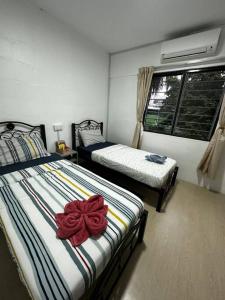 吉隆坡Iris Homestay @ Taman Melati的一间卧室配有两张床,上面有弓