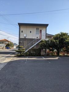 丸龟市marugame stop - Vacation STAY 86888v的停车场一侧有楼梯的建筑