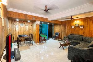 罗纳瓦拉4bhk cabin in the woods- Lonavala的客厅配有沙发和桌子