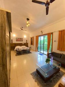 罗纳瓦拉4bhk cabin in the woods- Lonavala的客厅配有沙发和1张床