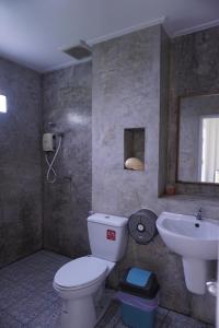 格兰岛The kn kohlarn resort的一间带卫生间和水槽的浴室