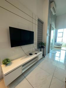 宾南邦SW Rental的客厅设有壁挂式平面电视。