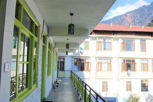 马拉里Trippy Turtle Hostel的建筑中一个空的走廊,有绿色的窗户