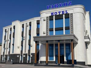 乌尔根奇Parvoz Hotel的一座酒店大楼,上面有标志