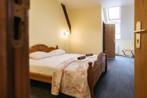 图梅Jaunmoku Palace Complex Hotel的一间卧室配有一张带木制床头板的床